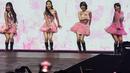 Setelah pembuka selesai, ReVeluv dimanjakan dengan lagu 'Bamboleo' yang asik untuk didendangkan. (Liputan6.com/JohanTallo)