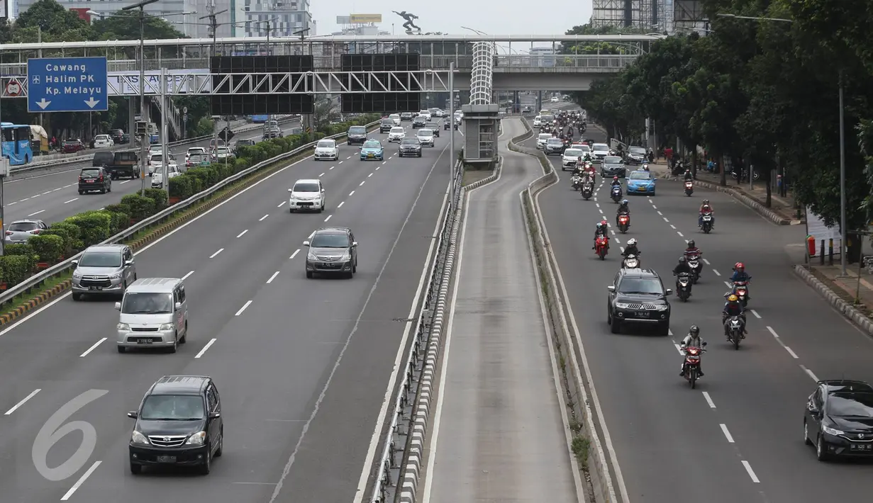 Sejumlah kendaraan melaju melintasi Jalan Gatot Subroto, Jakarta, Senin (12/12). Hari libur memperingati Maulid Nabi Muhammad SAW membuat kondisi lalu lintas di Ibu Kota relatif lengang dibanding hari biasa. (Liputan6.com/Immanuel Antonius)