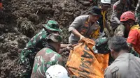 Kapolres Cimahi AKBP Aldi Subardono dan Dandim 0609 Cimahi Letkol Arm Boby bersama tim SAR gabungan saat mengevakuasi tiga korban tanah longsor. (Liputan6.com/ Dok Ist)