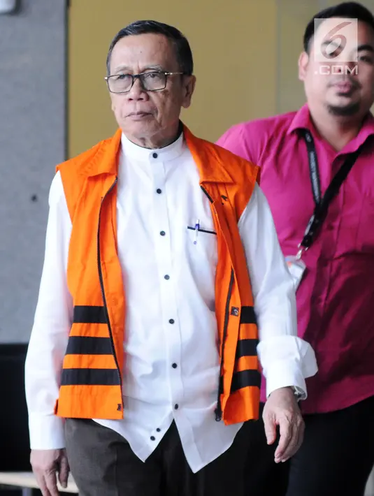 Anggota Komisi IX DPR Fraksi Partai Demokrat Amin Santono  usai menandatangani berkas surat perpanjangan penahanan di gedung KPK, Jakarta, Selasa (14/8). (merdeka.com/Dwi Narwoko)
