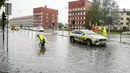 Badai Hans akan berlanjut sepanjang hari Selasa setelah menyebabkan kekacauan perjalanan pada hari Senin. Rumah dikosongkan di beberapa daerah akibat banjir dan tanah longsor. (Stian Lysberg Solum/NTB Scanpix via AP)