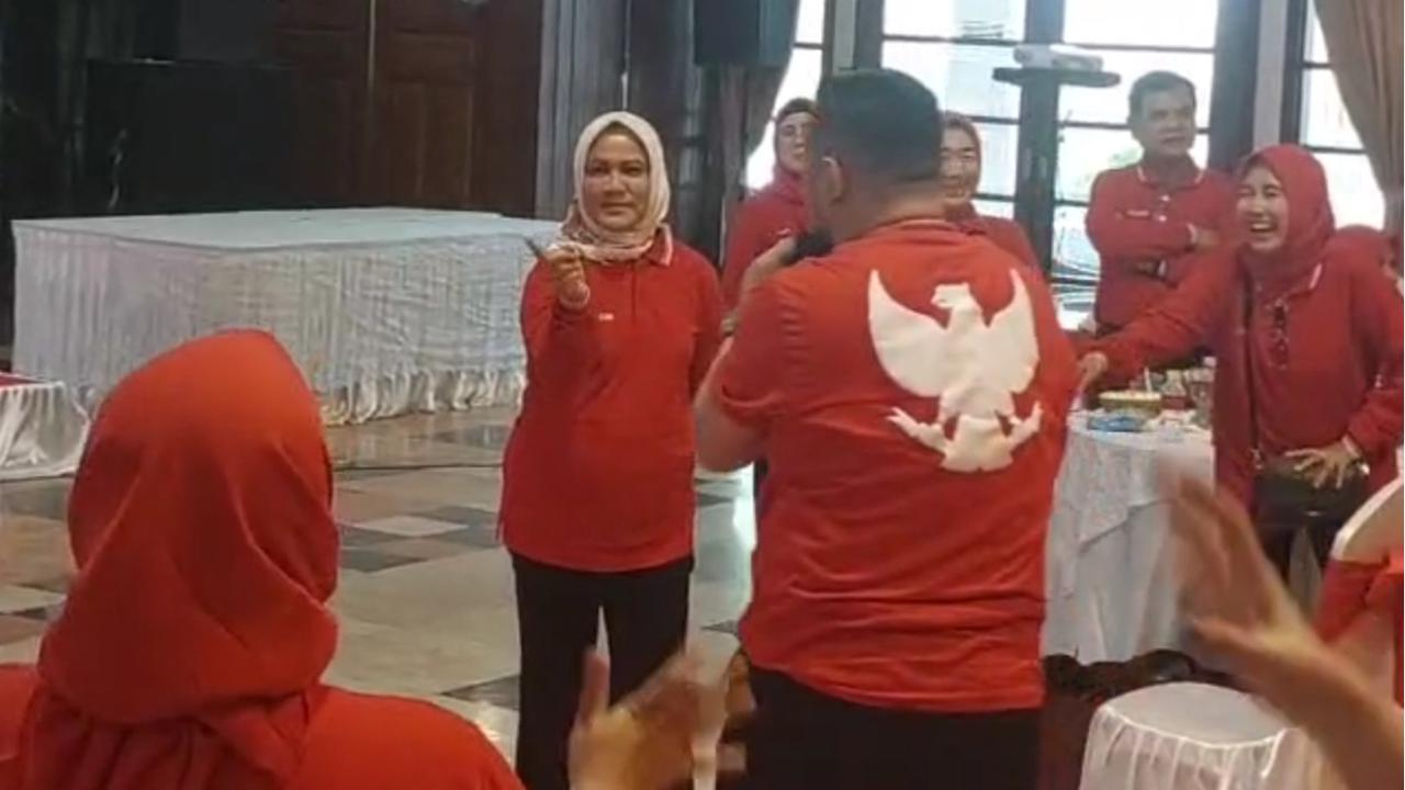 Momen Iriana Jokowi Joget dan Nyawer Karyawan Saat Lomba 17-an