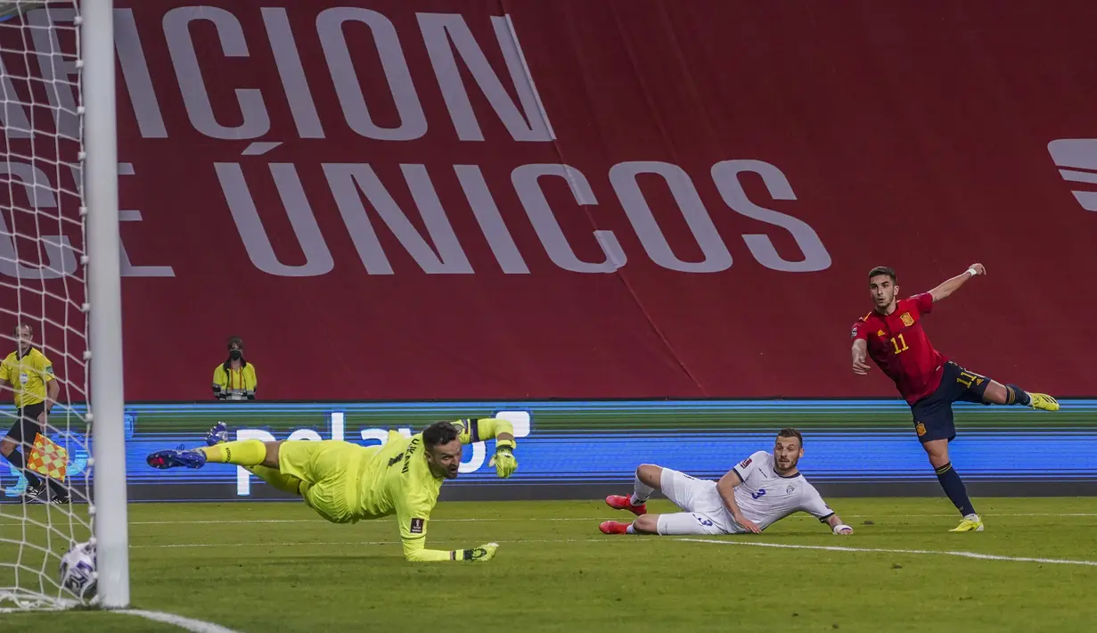 Gelandang Spanyol, Ferran Torres (kanan) melepaskan tendangan yang berbuah gol kedua Spanyol ke gawang Kosovo dalam laga lanjutan Kualifikasi Piala Dunia 2022 Zona Eropa Grup B di La Cartuja Stadium, Sevilla, Rabu (31/3/2021). Spanyol menang 3-1 atas Kosovo. (AP/Miguel Angel Morenatti)
