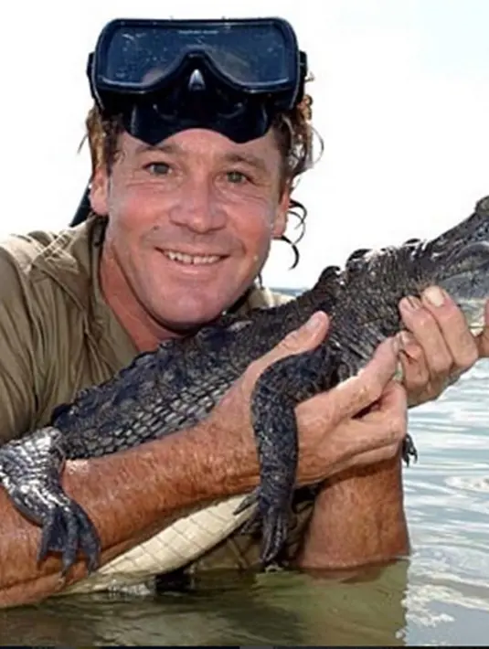 Irwin tewas akibat jantungnya tertusuk ikan pari ketika membuat film dokumenter Ocean's Deadliest dalam kondisi perairan dan cuaca buruk. Irwin meninggal di usia 44 tahun.  (Via Instagram/@bindisueirwin)