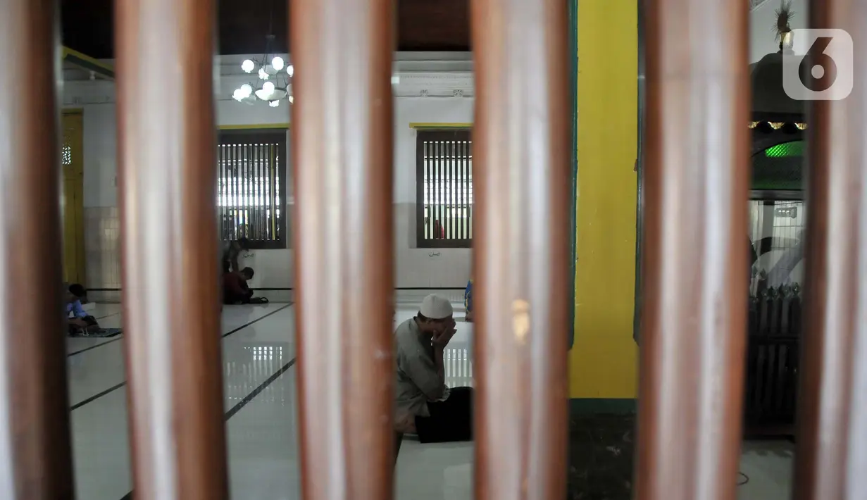 Setelah melihat serambi, di ruangan utama masjid terdapat saka guru atau tiang masjid yang berjumlah empat buah semuanya masih asli dan terbuat dari kayu jati. (merdeka.com/Iqbal S. Nugroho)