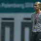 Pelatih Timnas Indonesia, Kurniawan Dwi Yulianto, mengamati anak asuhnya saat melawan Mauritius pada laga uji coba di Stadion Wibawa Mukti, Jawa Barat, Selasa (11/9/2018). Indonesia menang 1-0 atas Mauritius. (Bola.com/Vitalis Yogi Trisna)