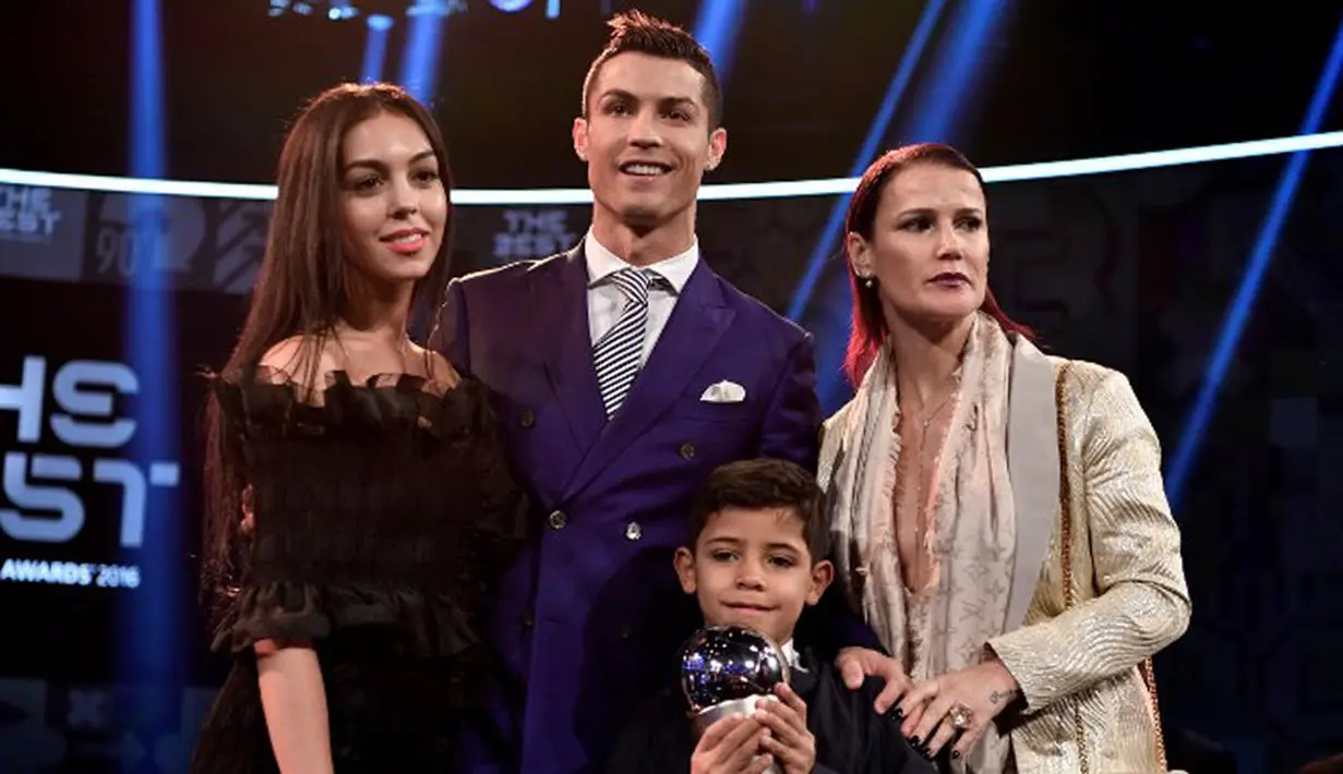 Tidak hanya berhasil memikat hati Ronaldo, sepertinya Georgina juga sudah meluluhkan hati anak laki-laki kekasihnya itu. Terlihat saat hadir di acara bergengsi kemarin, wanita cantik itu tampak akrab dengan Cristiano Ronaldo Jr. (AFP/Bintang.com)