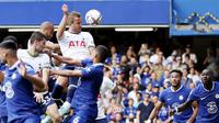 Tottenham secara dramatis menyamakan kedudukan lewat sundulan Kane di menit ke-90+6. Ia berhasil memanfaatkan kemelut di depan gawang Chelsea lewat situasi sepak pojok. (AP/Ian Walton)