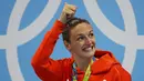 Atlet Renang Katinka Hosszu dari Hungaria saat merayakan kemenangannya meraih medali emas di Olimpiade Rio 2016, Brasil (6/8). (REUTERS)