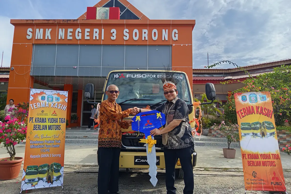 PT Krama Yudha Tiga Berlian Motors (KTB) mendonasikan satu unit Mitsubishi Fuso Colt Diesel ke SMK Negeri 3 Sorong