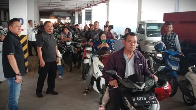 Suasana kantor Samsat di Kabupaten Tangerang yang ramai diserbu masyarakat karena ingin memanfaatkan program pemutihan pajak kendaraan.