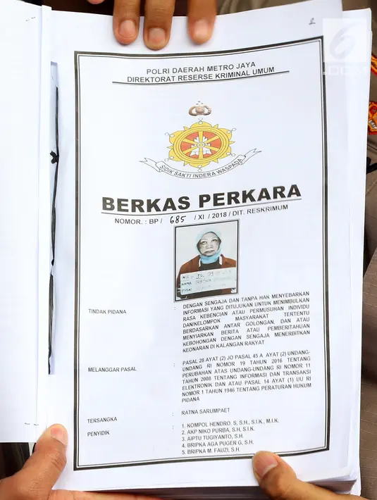 Kabid Humas Polda Metro Jaya Kombes Raden Prabowo Argo Yuwono memperlihatkan berkas tersangka Ratna Sarumpaet di Polda Metro Jaya, Kamis (8/11). Berkas kasus Ratna Sarumpaet resmi dilimpahkan ke Kejaksaan Tinggi DKI Jakarta. (Liputan6.com/Johan Tallo)
