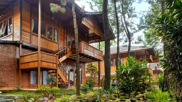 Diskusi bertajuk 'Recovery Industri Hiburan di Era New Normal' yang digelar PWI Jaya Seksi Musik Film dan Lifestyle di Jambuluwuk Resort, Bogor, Sabtu (22/8/2020).