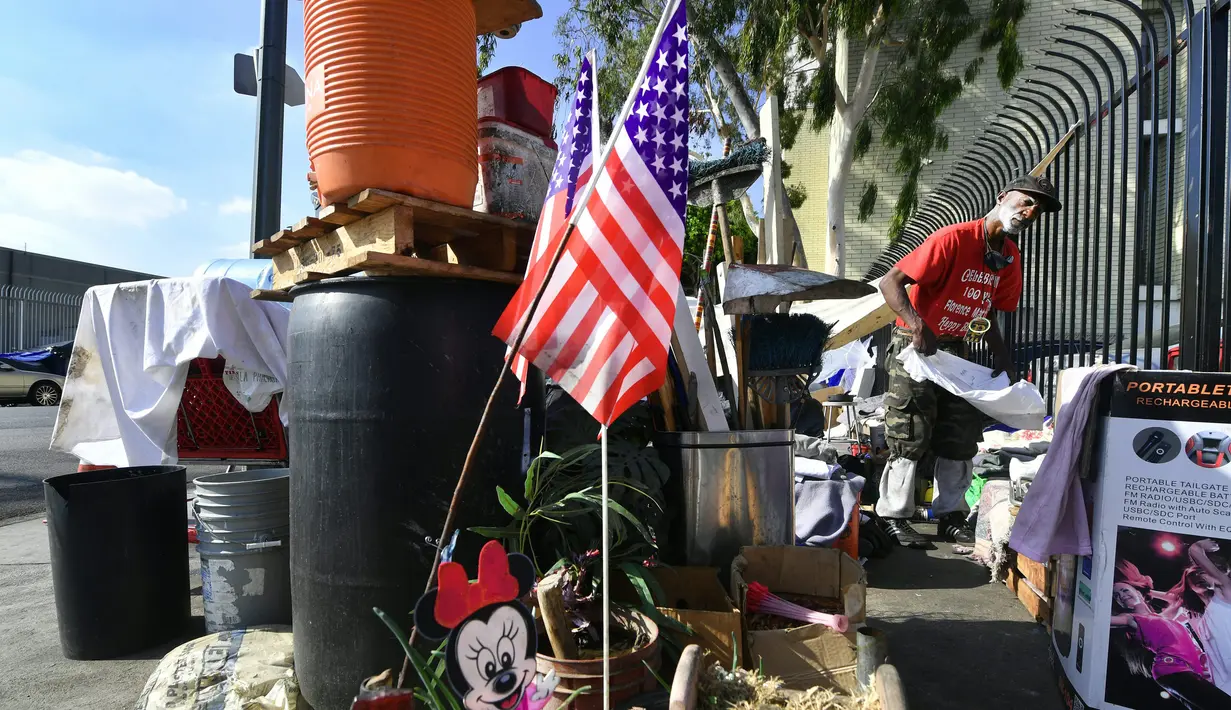 Veteran AS, Kendrick Bailey menata tempat tinggalnya yang berada di perkampungan tunawisma di Los Angeles, California (10/11). Di AS sendiri ada Hari Veteran yang diperingati setiap tanggal 11 November dan menjadi hari libur. (AFP Photo/Frederic J. Brown)