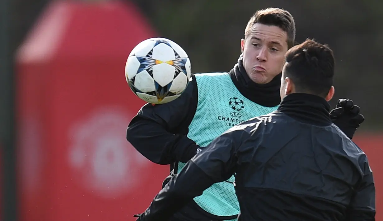 Gelandang Manchester United, Ander Herrera saat mengikuti sesi latihan tim  jelang menghadapi Sevilla pada babak 16 besar Liga Champions di kompleks pelatihan klub, Carrington, Manchester, Inggris (20/2). (AFP Photo/Oli Scarff)