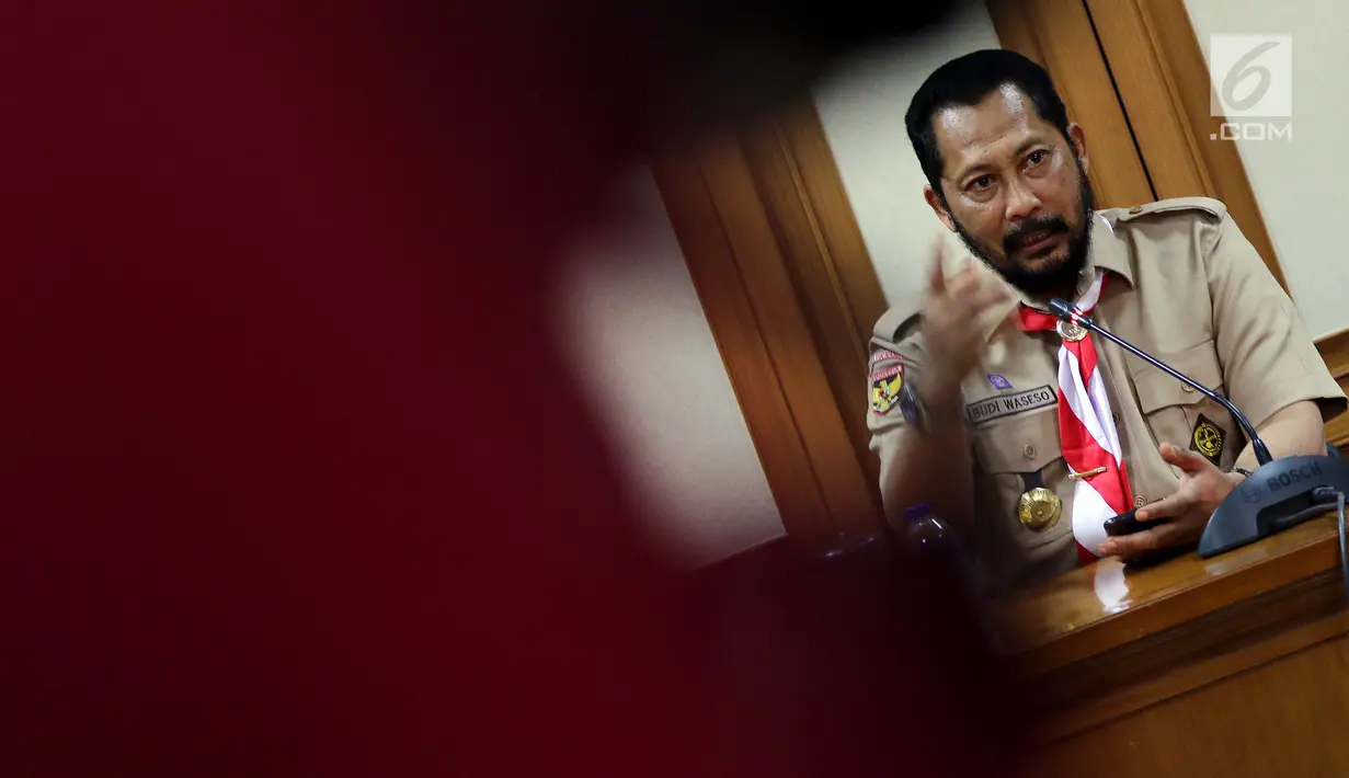 Ketua Kwarnas Pramuka Budi Waseso memberi keterangan pers di Jakarta, Selasa (16/10). Dalam keterangannya Budi Waseso menanggapi Video Kampanye Pilpres 2019 Pakai Atribut Pramuka yang sempat viral adalah bukan anggota Pramuka. (Liputan6.com/Johan Tallo)