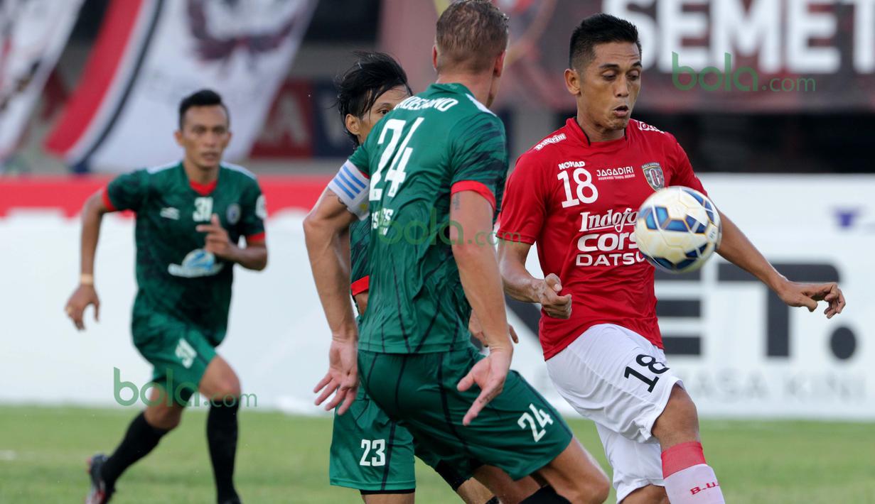 Aksi I Made Wirahadi (kanan) di laga Bali United vs PSS Sleman pada turnamen sepak bola Bali Island 2016 di Stadion Gelora Samudra, Kuta Bali, Selasa (23/2/2016).  (Bola.com/Peksi Cahyo)