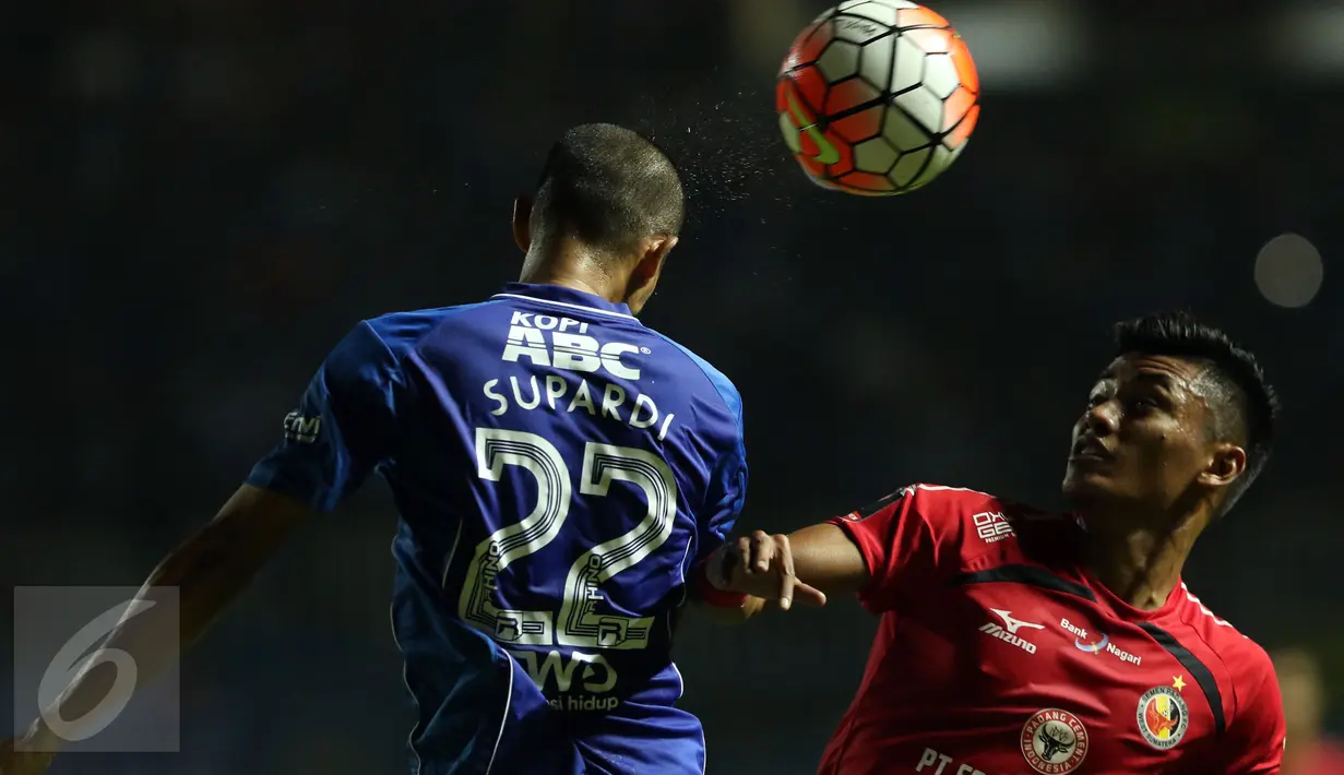 Bek Persib, Supardi (kiri) berebut bola udara dengan pemain Semen Padang saat laga perebutan tempat ketiga Piala Presiden 2017 di Stadion Pakansari, Kab Bogor, Sabtu (11/3). Persib menang 1-0. (Liputan6.com/Helmi Fithriansyah) 