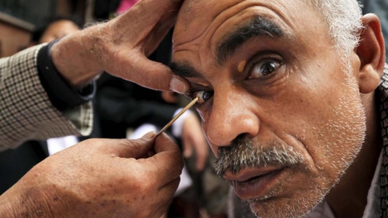 Ramadan, pria Yaman ramai-ramai bersihkan mata dengan kohl