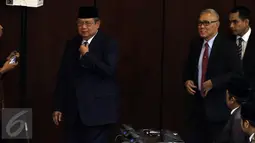 Presiden RI keenam Susilo Bambang Yudhoyono (SBY) setibanya di Ruang Sidang Paripurna, Kompleks Parlemen, Senayan, , Jakarta, Kamis (2/3). SBY menghadiri acara kunjungan Raja Arab Saudi Salman bin Abdulaziz Al-Saud di‎ DPR. (Liputan6.com/Johan Tallo)