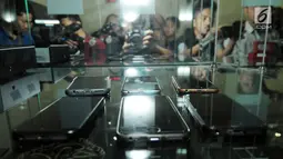 Deretan handphone (HP) berbagai jenis di intalasi yang akan dilelang di gedung KPK, Jakarta, Jumat (20/7). Handphone tersebut hasil sitaan KPK terhadap para koruptor yang ketangkap KPK. (Merdeka.com/Dwi Narwoko)