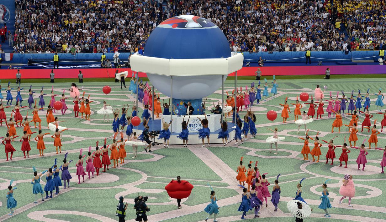 Suasana kemeriahan upacara pembukaan Piala Eropa 2016 jelang laga Prancis melawan Rumania di Stade de France, Prancis, Jumat (10/6/2016) atau Sabtu dini hari WIB. (AFP/Francisco Leong) 