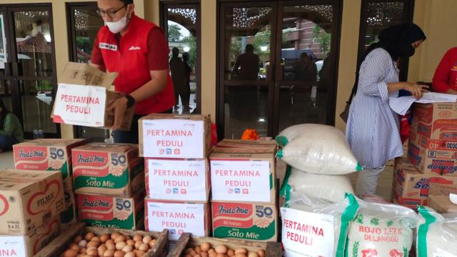 Pertamina menyalurkan bantuan Bright Gas dan logistik berupa sembako ke posko utama di Balai Kota Semarang secara berangsur pada Sabtu malam (31/12) dan Minggu pagi (1/1). (Dok Pertamina)