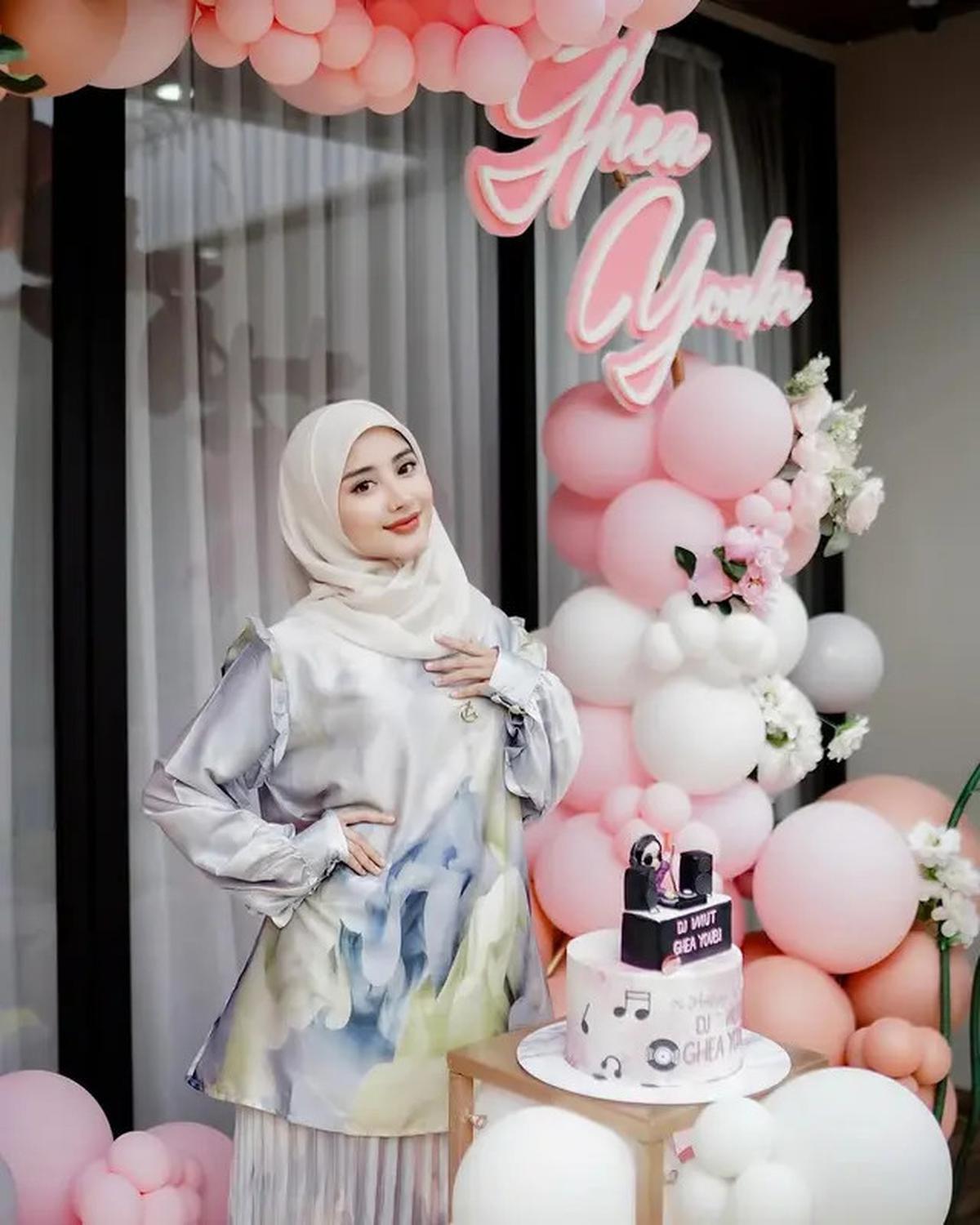 7 Potret Ulang Tahun Ghea Youbi, Kompak Berhijab dan Pakai Baju Kembar