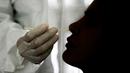 Seorang dokter mengambil sampel usap hidung untuk menguji COVID-19 di tengah pandemi virus corona COVID-19 di Cocodrilos Sports Park, Caracas, Venezuela, Sabtu (19/9/2020). (AP Photo/Matias Delacroix)