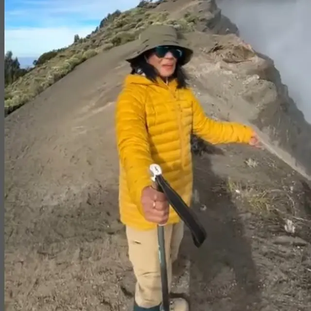 Atiek CB Taklukkan Puncak Gunung Rinjani di Usia 62 Tahun, Sempat Tengok Lokasi Jatuhnya Juliana Marins.