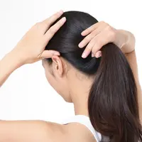 Ilustrasi mengikat rambut. (Sumber foto: Boldsky.com)