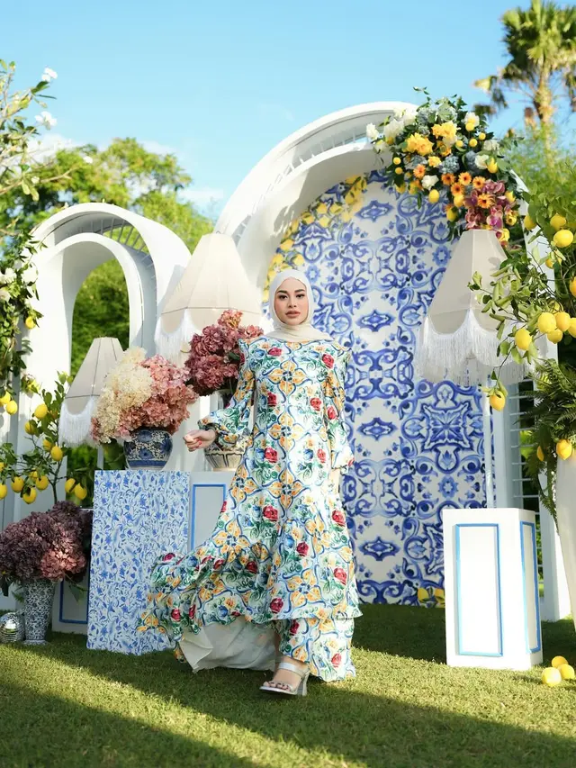 Intip Model Dress Motif Aurel Hermansyah di Pesta Ultah ke-27 di Bali, Elegan Bernuansa Italian Summer