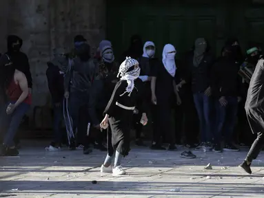 Warga Palestina bentrok dengan pasukan keamanan Israel di Kompleks Masjid Al Aqsa, Kota Tua Yerusalem, 15 April 2022. (AP Photo/Mahmoud Illean)