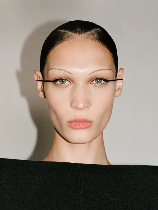 Eyeliner ekstra panjang yang memikat bisa kamu tiru salah satunya dari penampilan model di runway Mugler SS24 PFW satu ini. @[muglerofficial]