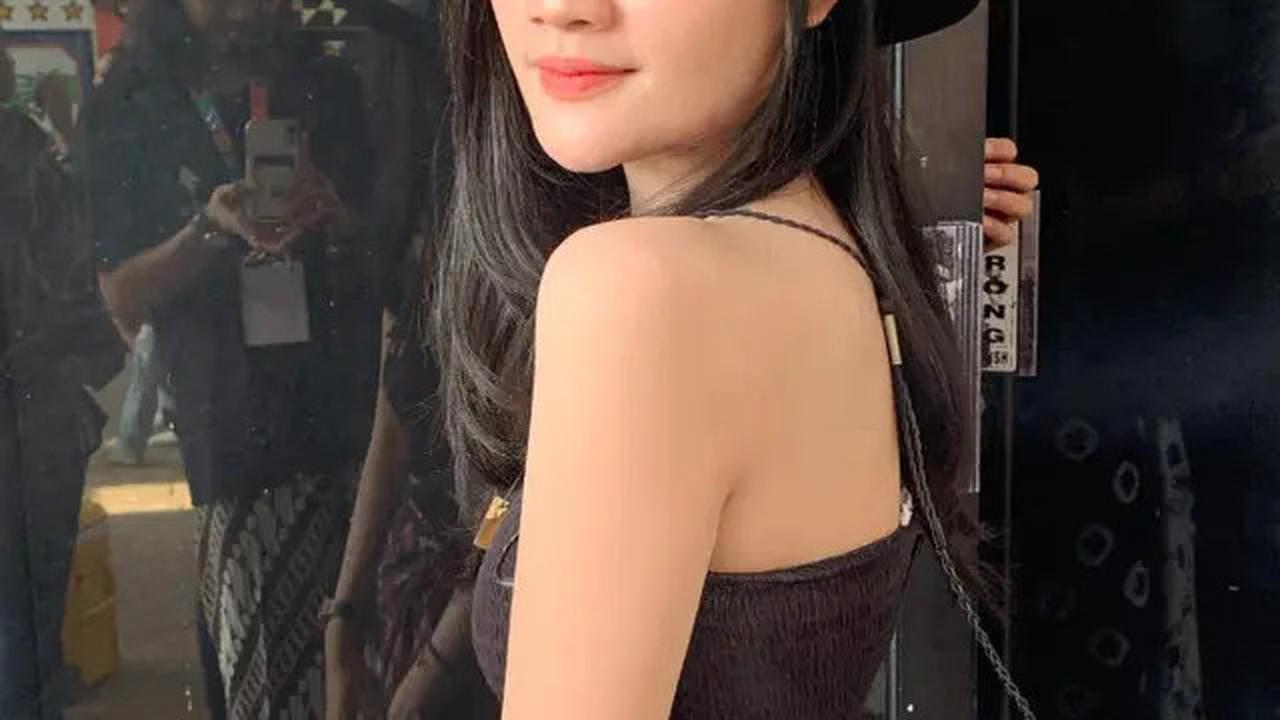 9 Gaya Fanny Soegi dengan Rok Batik, Anggun dan Kekinian