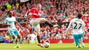 Penyerang MU, Wayne Rooney menendang bola ke arah gawang Newcastle pada laga Liga Inggris di Stadion Old Trafford, Inggris, Sabtu (22/8/2015). Pertandingan berakhir imbang 1-1. (Action Images via Reuters/Jason Cairnduff)