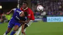 Bek Manchester United asal Belanda Tyrell Malacia (kanan) mendapat kartu kuning karena melakukan pelanggaran terhadap bek Leicester City James Justin (kiri) dalam lanjutan Liga Inggris 2022/2023 pekan ke-5 di King Power Stadium, Jumat (2/9/2022) dini hari WIB. MU menang 1-0 atas Leicester City lewat gol yang dilesakkan Jadon Sancho. (Photo by Geoff Caddick / AFP)