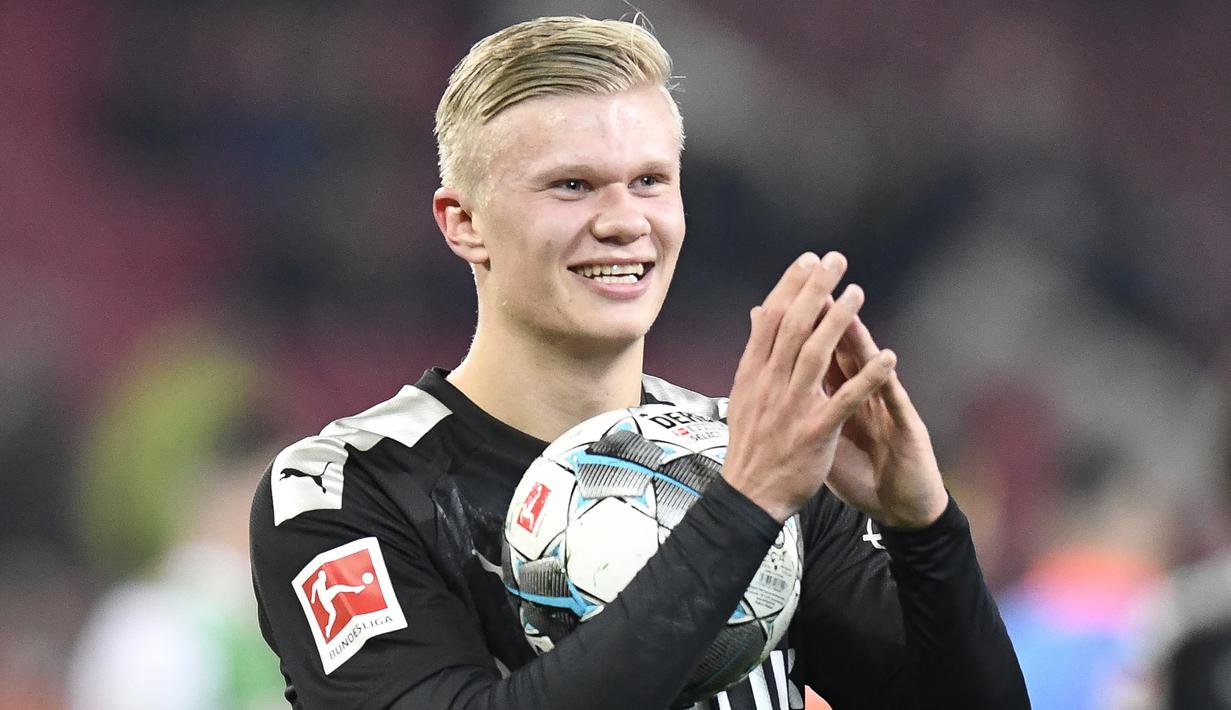 Erling Haaland. Striker Norwegia berusia 22 tahun yang baru saja meninggalkan Borussia Dortmund menuju Manchester City menjelang bergulirnya musim 2022/2023 ini juga mampu mencetak gol di laga debutnya bareng Borussia Dortmund. Tak tanggung-tanggung, 3 gol berhasil dicetaknya ke gawang FC Augsburg di pekan ke-18 Bundesliga 2019/2020 (18/1/2020) dalam laga yang berakhir dengan kemenangan 5-3. Erling Haalnd sendiri didatangkan dari RB Salzburg pada tengah musim 2019/2020 dengan biaya 20 juta euro. Bersama Dortmund ia total tampil dalam 88 laga di semua ajang dengan torehan 85 gol dan 22 assist. (AFP/Thomas Kienzle)