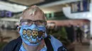 Seorang suporter Manchester City memakai masker wajah bergambar para pemain tim, di bandara di Porto, Portugal (28/5/2021). Klub Inggris Manchester City dan Chelsea akan memainkan final Liga Champions di stadion Dragao di Porto pada Sabtu malam atau Minggu (30/5/2021) dini hari. (AP Photo/Luis Vieir