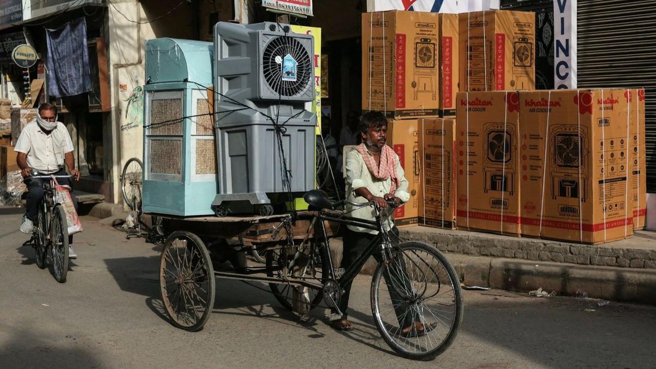 Reuters melaporkan, sebanyak 14 orang tewas di Bihar pada Kamis. Di mana, 10 orang di antaranya merupakan petugas penyelenggaraan pemilu nasional yang saat ini sedang berlangsung.