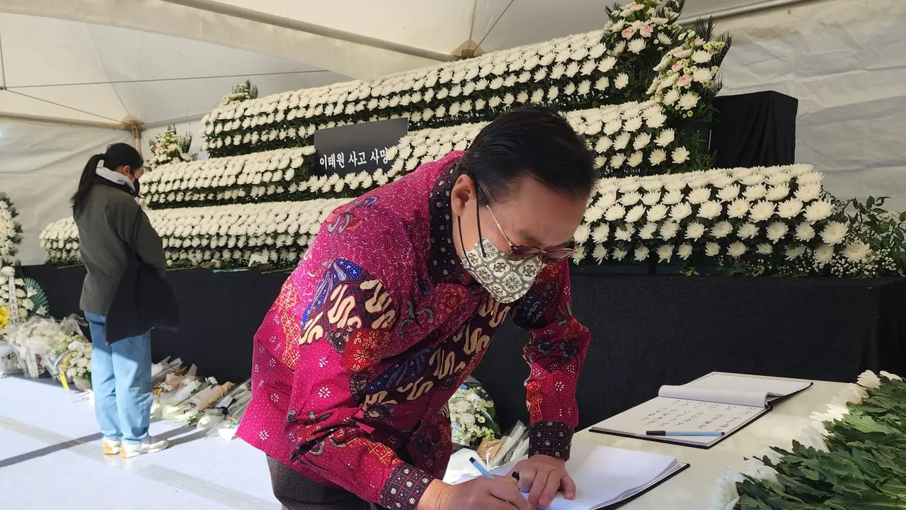 Duta Besar Republik Indonesia untuk Republik Korea, Gandi Sulistiyanto, mengunjungi altar duka cita/meja sembahyang di Seoul Plaza. (KBRI Seoul)