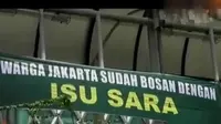 Kini beredar pula spanduk kebosanan warga Jakarta yang muak dengan spanduk provokatif memecah belah umat. (Liputan 6 SCTV).