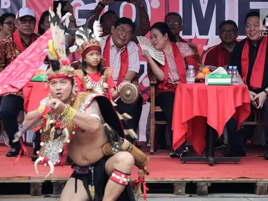 Menko PMK Puan Maharani didampingi politikus PDIP Utut Adianto dan Charles Honoris berbincang pada acara Festival Cap Go Meh 2570 di Seasons City, Jakarta,  Minggu (24/3). Acara ini diikuti komunitas Singkawang. (Liputan6.com/Fery Pradolo)