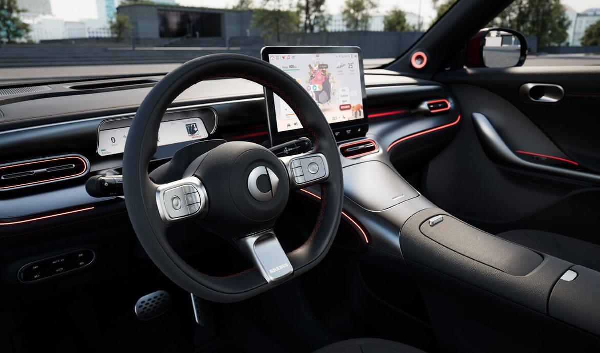 Di tengahnya terdapat layar head unit berukuran 12,8 inci yang dilengkapi dengan konektivitas Apple CarPlay dan Android Auto