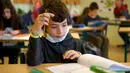 Seorang anak laki-laki terlihat belajar di dalam kelas di sebuah sekolah di Praha, Republik Ceko (25/5/2020). Para siswa sekolah dasar juga diizinkan untuk kembali bersekolah dalam kelompok-kelompok kecil. (Xinhua/Dana Kesnerova)