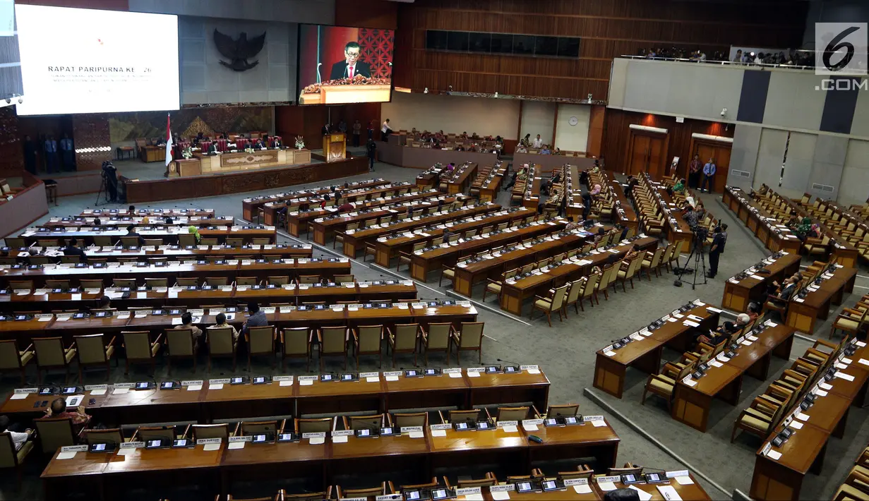 Suasana Rapat Paripurna ke-26 Masa Sidang V Tahun 2017-2018 di Jakarta, Jumat (25/5). DPR menyetujui RUU atas UU 15/2003 tentang Penetapan Perppu 1/2002 tentang Pemberantasan Terorisme. (Liputan6.com/JohanTallo)