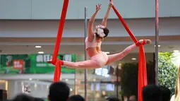 Aksi penari Pole Dance atau Tari Tiang pada kontes yang digelar di sebuah pusat perbelanjaan di Shenyang, China, 4 April 2017. Pole Dance merupakan bentuk seni pertunjukan yang menggabungkan tari dan akrobat yang menggunakan tiang. (AFP PHOTO/STR)
