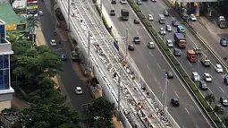 Pemandangan jalur layang mass rapid transit (MRT) yang melintasi tol Jakarta Outer Ring Road (JORR) TB Simatupang, Jakarta, Sabtu (21/4). Jalur MRT ini menghubungkan Lebak Bulus-Bundaran HI Jakarta. (Liputan6.com/Fery Pradolo)
