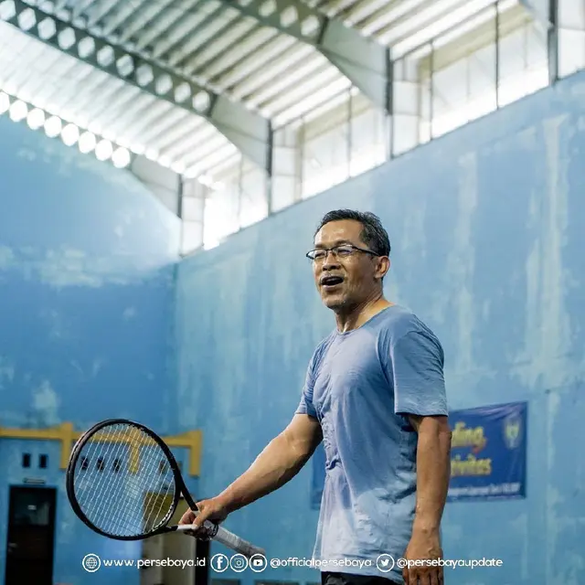 Potret Aji Santoso Pelatih Persebaya Surabaya Saat Bermain Tenis