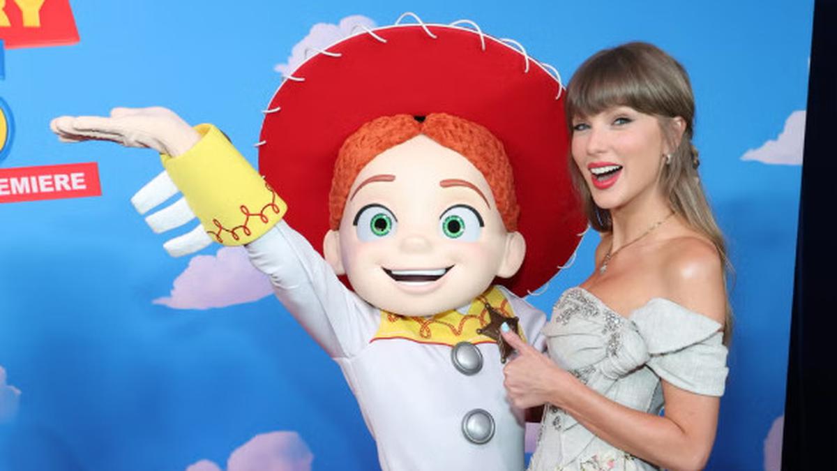 Taylor Swift Tampil Menggemaskan di Premiere Toy Story 5